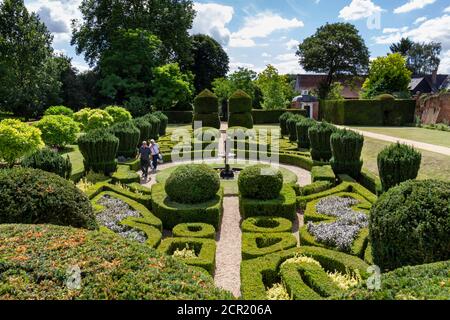 The Dutch Garden in Bridge End Gardens in Saffron Walden, Essex, Großbritannien. Stockfoto