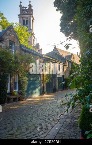 Pretty Mews Flats an der malerischen Circus Lane in Edinburgh, Schottland an EINEM warmen Sommertag Stockfoto