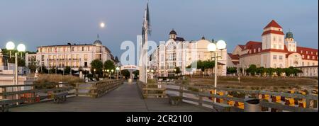 Deutschland, Mecklenburg-Vorpommern, Insel Rügen, Ostseebad Binz, Strandliegen, Kurhaus und Seebrücke bei Vollmond Stockfoto