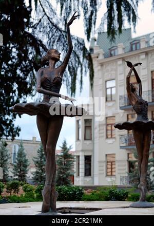 Teil des Balerinas-Brunnens im Park neben der Georgischen Nationaloper und dem Balletttheater in Tiflis, Georgien Stockfoto