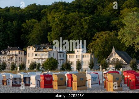 Deutschland, Mecklenburg-Vorpommern, Insel Rügen, Binz, farbenfrohe Strandliegen, Resortarchitektur Stockfoto
