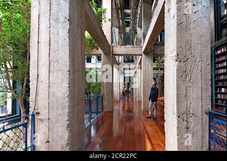 Ungewöhnliches hartes Loft-Interieur der Stamba Hotelhalle in Tiflis, Georgien Stockfoto