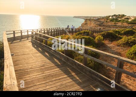 Carvoeiro Boardwalk bei Sonnenuntergang. Eine malerische Klippenwanderung entlang der Algar Seco Felsformation, Algarve, Portugal. Stockfoto