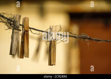 Hölzerne Riegel am gequälten Nylonseil Nahaufnahme Stockfoto