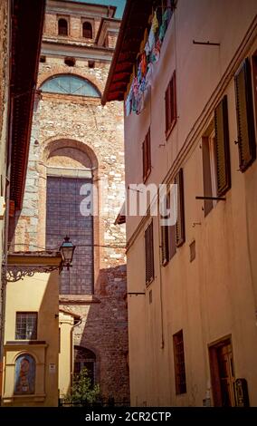 Haus, Gasse, Kirche, Pistoia, Toskana, Italien Stockfoto