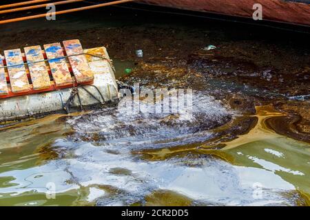 Ökologische Katastrophe. Verschüttetes Öl ins Meer. Stockfoto