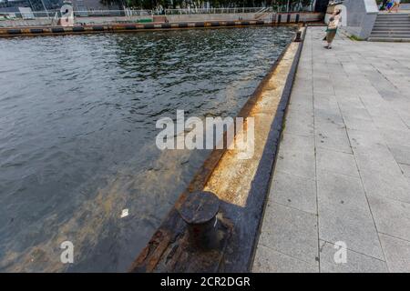 Ökologische Katastrophe. Verschüttetes Öl ins Meer. Stockfoto