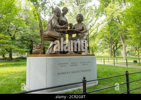 Das Denkmal für die Pionierinnen der Frauen befindet sich auf dem Literary Walk im Central Park, New York City, USA Stockfoto