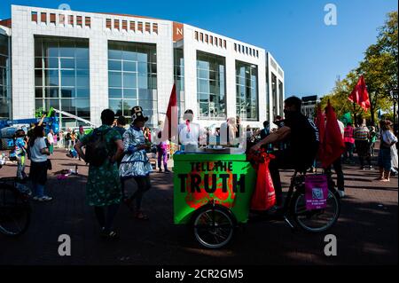 Während der Kundgebung werden AktivistInnen aus XR vor dem Amsterdamer stadtrat tanzen sehen.die Klima-AktivistInnen-Gruppe Extinction Rebellion in den Niederlanden hat den ganzen Monat über eine neue Kampagne mit dem Namen "September Rebellion" geplant, um auf die Klima- und Umweltkrise aufmerksam zu machen. Auf dem Museumplein in Amsterdam tanzten Hunderte von XR-Aktivisten, um Maßnahmen gegen den Klimawandel zu fordern, was die Demonstranten als „zivile Disco-Bedienz“ bezeichneten. Aktivisten winkten Fahnen und tanzten zu Liedern wie dem 1977 Hit der Bee Gees, Stayin’ Alive. Nach dem Museumplein blockierten die Aktivisten für ein paar Minuten Stockfoto