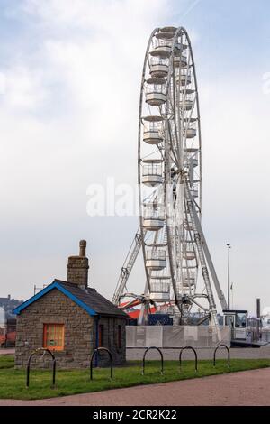 Schloss Keepers Café mit dem Riesenrad im Hintergrund. Cardiff Bay. Cardiff, Wales, Großbritannien Stockfoto