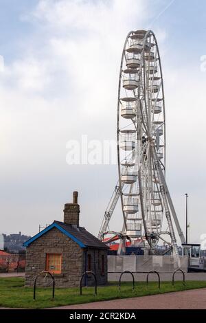 Schloss Keepers Café mit dem Riesenrad im Hintergrund. Cardiff Bay. Cardiff, Wales, Großbritannien Stockfoto