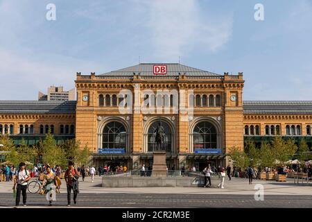 Hannover ist ein Drehkreuz für den deutschen Zugverkehr. Der Hauptbahnhof ist auch sonntags ein geschäftiges Treiben. Stockfoto