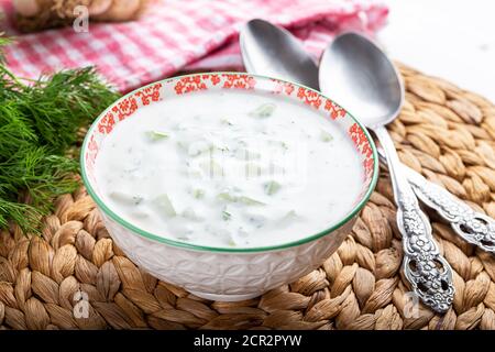 Türkischen Cacik Joghurt mit Gurkenscheiben und Olivenöl (Tzatziki Sauce) Stockfoto