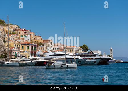 SYMI, GRIECHENLAND - AUGUST 2019: Panoramablick auf die Stadt Symi Stockfoto