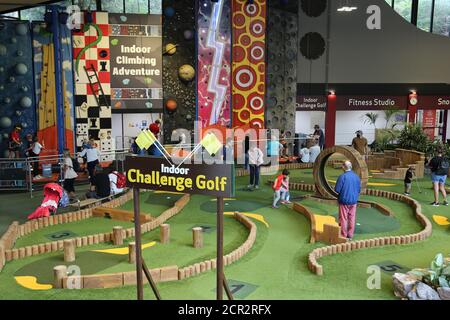 Indoor Challenge Golf, Sports Plaza, Centre Parcs Longleat Forest, Warminster, Wiltshire, England, Großbritannien, Großbritannien, Großbritannien, Großbritannien, Europa Stockfoto