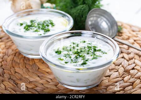 Türkischen Cacik Joghurt mit Gurkenscheiben und Olivenöl (Tzatziki Sauce) Stockfoto