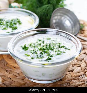 Türkischen Cacik Joghurt mit Gurkenscheiben und Olivenöl (Tzatziki Sauce) Stockfoto