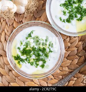 Türkischen Cacik Joghurt mit Gurkenscheiben und Olivenöl (Tzatziki Sauce) Stockfoto