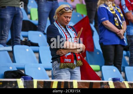 ARNHEM, NIEDERLANDE - SEPTEMBER 19: Fans von Vitesse während des Schweigens vor dem Spiel vor dem Eredivisie-Spiel zwischen Vitesse und Sparta Rotterdam im GelreDome am 19. september 2020 in Arnhem, Niederlande. *** Ortsüberschrift *** Stockfoto