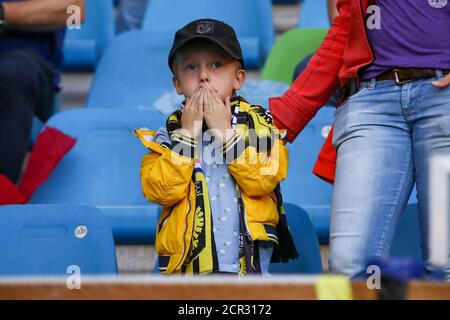 ARNHEM, NIEDERLANDE - SEPTEMBER 19: Fans von Vitesse während des Schweigens vor dem Spiel vor dem Eredivisie-Spiel zwischen Vitesse und Sparta Rotterdam im GelreDome am 19. september 2020 in Arnhem, Niederlande. *** Ortsüberschrift *** Stockfoto