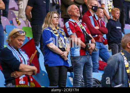 ARNHEM, NIEDERLANDE - SEPTEMBER 19: Fans von Vitesse während des Schweigens vor dem Spiel vor dem Eredivisie-Spiel zwischen Vitesse und Sparta Rotterdam im GelreDome am 19. september 2020 in Arnhem, Niederlande. *** Ortsüberschrift *** Stockfoto