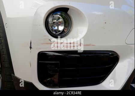 Lackschäden am vorderen Stoßfänger BMW X1, Stuttgart, Baden-Württemberg, Deutschland Stockfoto