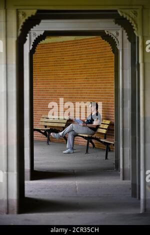 Frau auf der Bank, Lesebuch, Maurischer Garten, Zoologischer-Botanischer Garten Wilhelma, Stuttgart, Baden-Württemberg, Deutschland Stockfoto