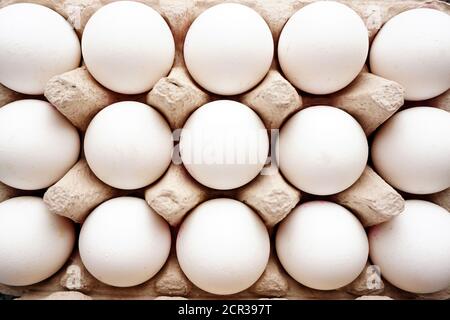 Weiße Eier auf einer rohen Nahaufnahme Stockfoto