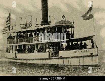 . Die Straßenbahnbesprechung . in Verbindung mit der Eisenbahn betrieben, trägt 250 Pas-sengers und ist mit einem 6,000 Kerzen-Power-Suchscheinwerfer ausgestattet. Der Fährenfahrplan ist von 6:00 bis 10.30:00 Uhr, mit der elektrischen Eisenbahn, die eine halbe Stunde später fährt. Der Verkehr nach Brigantine Beach hat sich erhöht almostincredibi^^ im Juni führte die Firma 1,300 Pas-sengers, im Juli^ die Zahl stieg auf 41,000 und die erste Hälfte des August zeigte einen Verkehr von 36,000. Die Pavillons am Brigantine Beach sind im Besitz der Firma und befinden sich am bahnhof termini der Linie und wurden nach Entwürfen des Konsu gebaut Stockfoto