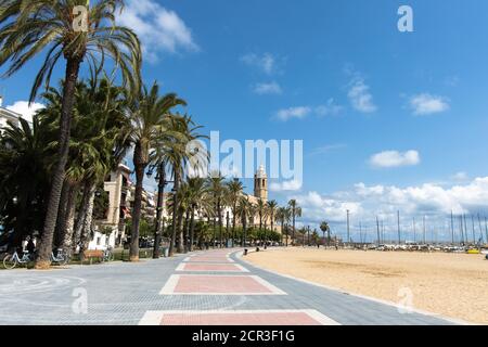 Leere Promenade Passeig de la Ribera mit Blick auf die Kirche Sant Bartomeu y Santa Tecla, Sitges, Katalonien, Spanien Stockfoto