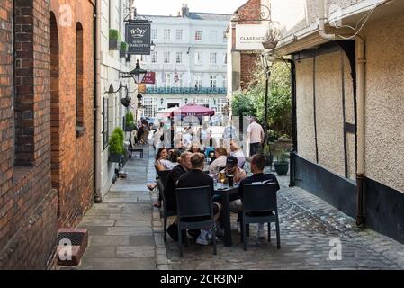 Windsor, Großbritannien. September 2020. Kleine Gruppen von Menschen genießen Mahlzeiten im Freien Restaurant. Derzeit wird angenommen, dass die Regierung eine kurze Zeit strengerer Regeln in ganz England erwägt, um einen Anstieg der Infektionen zu bekämpfen, nachdem ihre wissenschaftlichen Berater bestätigt haben, dass sich die Zahl der neuen COVID-19-Fälle jede Woche verdoppelt. Kredit: Mark Kerrison/Alamy Live Nachrichten Stockfoto