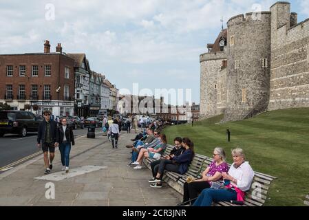 Windsor, Großbritannien. September 2020. Besucher setzen sich vor Windsor Castle. Derzeit wird angenommen, dass die Regierung eine kurze Zeit strengerer Regeln in ganz England erwägt, um einen Anstieg der Infektionen zu bekämpfen, nachdem ihre wissenschaftlichen Berater bestätigt haben, dass sich die Zahl der neuen COVID-19-Fälle jede Woche verdoppelt. Kredit: Mark Kerrison/Alamy Live Nachrichten Stockfoto