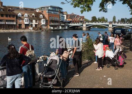 Windsor, Großbritannien. September 2020. Besucher genießen den Spaziergang am Flussufer entlang der Themse. Derzeit wird angenommen, dass die Regierung eine kurze Zeit strengerer Regeln in ganz England erwägt, um einen Anstieg der Infektionen zu bekämpfen, nachdem ihre wissenschaftlichen Berater bestätigt haben, dass sich die Zahl der neuen COVID-19-Fälle jede Woche verdoppelt. Kredit: Mark Kerrison/Alamy Live Nachrichten Stockfoto