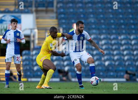 Blackburn, Großbritannien. September 2020. Uche Ikpeazu von Wycombe Wanderers & Bradley Johnson von Blackburn Rovers während des Sky Bet Championship Behind Closed Doors Matches zwischen Blackburn Rovers und Wycombe Wanderers am 19. September 2020 im Ewood Park, Blackburn, England. Foto von Andy Rowland. Kredit: Prime Media Images/Alamy Live Nachrichten Stockfoto