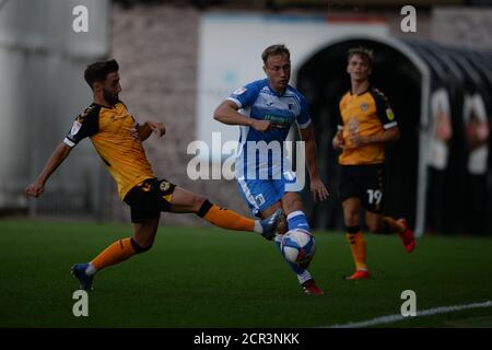 NEWPORT, WALES. 19. SEPTEMBER 2020 Josh Sheehan von Newport County kämpft gegen Scott Wilson während des Sky Bet League 2 Spiels zwischen Newport County und Barrow bei der Rodney Parade, Newport (Kredit: Jeff Thomas) Kredit: MI News & Sport /Alamy Live News Stockfoto