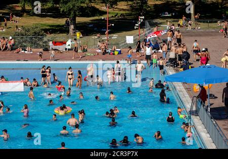 Essen, Ruhrgebiet, Nordrhein-Westfalen, Deutschland - Sommer-Freibad in Grugabad am heißesten Wochenende des Jahres während der Corona-Pandemie in Stockfoto