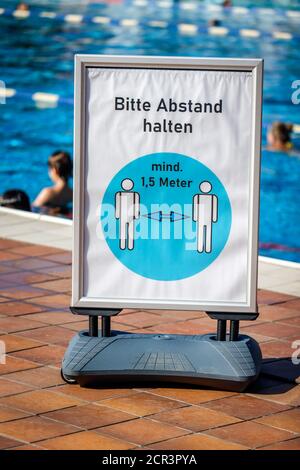 Essen, Ruhrgebiet, Nordrhein-Westfalen, Deutschland - Sommer-Freibad in Grugabad am heißesten Wochenende des Jahres während der Corona-Pandemie in Stockfoto