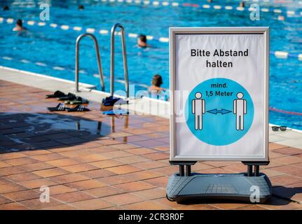 Essen, Ruhrgebiet, Nordrhein-Westfalen, Deutschland - Sommer-Freibad in Grugabad am heißesten Wochenende des Jahres während der Corona-Pandemie in Stockfoto