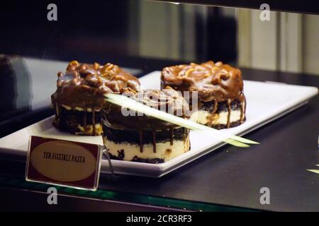 Schokolade Erdnusskuchen in der Glasvitrine Stockfoto