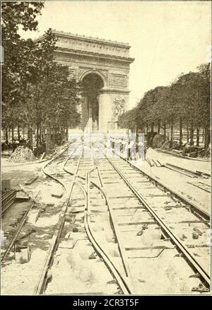 . Die Straßenbahn Zeitschrift . BLICK AUF DEN KOPF DER AVE. MARCEAU, ZEIGT DIE METHODE DER UMLENKUNG STECKPLATZ FROMSIDE ZUR MITTE DER SPUR BEI SCHALTERN duit, die Schaltungen konnte automatisch mit dem gleichen Betrieb des Hebens und Senken des Pfluges geändert werden. Dieser Wechsel wird dadurch notwendig, dass der Leitungskreislauf vollständig isoliert ist, während auf dem Obus die Rückführung durch die Schienen erfolgt. Die Vorteile dieser Wechselautomatik liegen auf der Hand. Schraube wird mit einem Steuergriff gedreht. Die Schaltung der CIR-Schaltungen erfolgt zur sametime durch den an den Omutateur angeschlossenen Stab. T Stockfoto