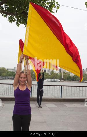 Probe für die Semaphore-Flaggen-Botschaft an HM the Queen für den Thames Diamond Jubilee Pageant. Southbank Centre hat Artist in Residence Lea Anderson beauftragt, ein neues Werk zu choreografieren - als die Flottille am 3. Juni am Southbank Centre vorbeigeht, 30 Tänzer werden auf dem Dach der Royal Festival Hall sein, um HM der Königin eine besondere Botschaft mit Semaphore-Fahnen in rot und gelb zu senden. Die Botschaft wird buchstabieren: Happy Diamond Jubilee Queen Elizabeth, Wir Herzen dich. Stockfoto