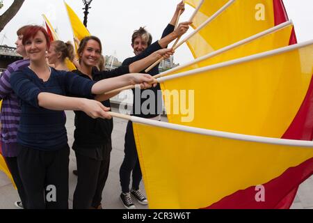 Probe für die Semaphore-Flaggen-Botschaft an HM the Queen für den Thames Diamond Jubilee Pageant. Southbank Centre hat Artist in Residence Lea Anderson beauftragt, ein neues Werk zu choreografieren - als die Flottille am 3. Juni am Southbank Centre vorbeigeht, 30 Tänzer werden auf dem Dach der Royal Festival Hall sein, um HM der Königin eine besondere Botschaft mit Semaphore-Fahnen in rot und gelb zu senden. Die Botschaft wird buchstabieren: Happy Diamond Jubilee Queen Elizabeth, Wir Herzen dich. Stockfoto