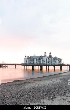 Deutschland, Mecklenburg-Vorpommern, Rügen, Ostseebad Sellin, Seebrücke bei Sonnenaufgang Stockfoto