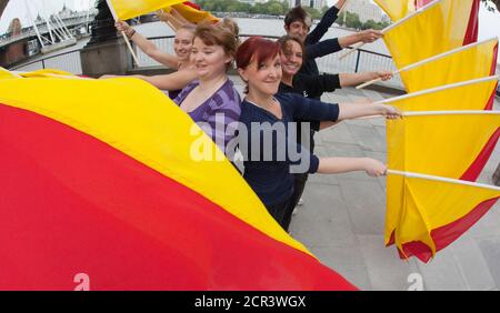 Probe für die Semaphore-Flaggen-Botschaft an HM the Queen für den Thames Diamond Jubilee Pageant. Southbank Centre hat Artist in Residence Lea Anderson beauftragt, ein neues Werk zu choreografieren - als die Flottille am 3. Juni am Southbank Centre vorbeigeht, 30 Tänzer werden auf dem Dach der Royal Festival Hall sein, um HM der Königin eine besondere Botschaft mit Semaphore-Fahnen in rot und gelb zu senden. Die Botschaft wird buchstabieren: Happy Diamond Jubilee Queen Elizabeth, Wir Herzen dich. Stockfoto