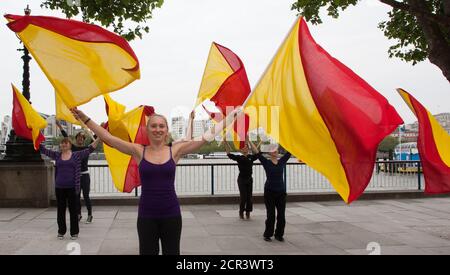 Probe für die Semaphore-Flaggen-Botschaft an HM the Queen für den Thames Diamond Jubilee Pageant. Southbank Centre hat Artist in Residence Lea Anderson beauftragt, ein neues Werk zu choreografieren - als die Flottille am 3. Juni am Southbank Centre vorbeigeht, 30 Tänzer werden auf dem Dach der Royal Festival Hall sein, um HM der Königin eine besondere Botschaft mit Semaphore-Fahnen in rot und gelb zu senden. Die Botschaft wird buchstabieren: Happy Diamond Jubilee Queen Elizabeth, Wir Herzen dich. Stockfoto