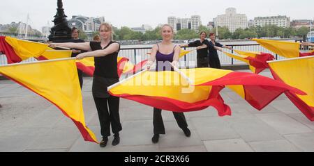 Probe für die Semaphore-Flaggen-Botschaft an HM the Queen für den Thames Diamond Jubilee Pageant. Southbank Centre hat Artist in Residence Lea Anderson beauftragt, ein neues Werk zu choreografieren - als die Flottille am 3. Juni am Southbank Centre vorbeigeht, 30 Tänzer werden auf dem Dach der Royal Festival Hall sein, um HM der Königin eine besondere Botschaft mit Semaphore-Fahnen in rot und gelb zu senden. Die Botschaft wird buchstabieren: Happy Diamond Jubilee Queen Elizabeth, Wir Herzen dich. Stockfoto