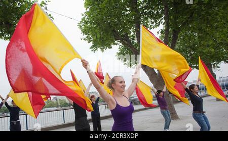 Probe für die Semaphore-Flaggen-Botschaft an HM the Queen für den Thames Diamond Jubilee Pageant. Southbank Centre hat Artist in Residence Lea Anderson beauftragt, ein neues Werk zu choreografieren - als die Flottille am 3. Juni am Southbank Centre vorbeigeht, 30 Tänzer werden auf dem Dach der Royal Festival Hall sein, um HM der Königin eine besondere Botschaft mit Semaphore-Fahnen in rot und gelb zu senden. Die Botschaft wird buchstabieren: Happy Diamond Jubilee Queen Elizabeth, Wir Herzen dich. Stockfoto