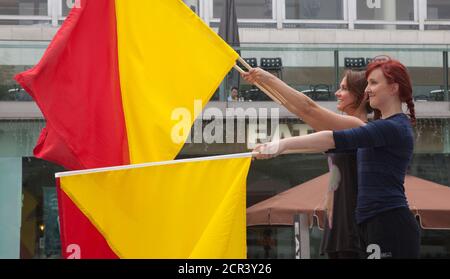 Probe für die Semaphore-Flaggen-Botschaft an HM the Queen für den Thames Diamond Jubilee Pageant. Southbank Centre hat Artist in Residence Lea Anderson beauftragt, ein neues Werk zu choreografieren - als die Flottille am 3. Juni am Southbank Centre vorbeigeht, 30 Tänzer werden auf dem Dach der Royal Festival Hall sein, um HM der Königin eine besondere Botschaft mit Semaphore-Fahnen in rot und gelb zu senden. Die Botschaft wird buchstabieren: Happy Diamond Jubilee Queen Elizabeth, Wir Herzen dich. Stockfoto