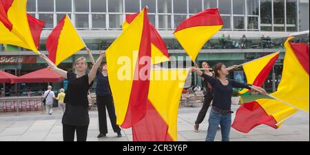 Probe für die Semaphore-Flaggen-Botschaft an HM the Queen für den Thames Diamond Jubilee Pageant. Southbank Centre hat Artist in Residence Lea Anderson beauftragt, ein neues Werk zu choreografieren - als die Flottille am 3. Juni am Southbank Centre vorbeigeht, 30 Tänzer werden auf dem Dach der Royal Festival Hall sein, um HM der Königin eine besondere Botschaft mit Semaphore-Fahnen in rot und gelb zu senden. Die Botschaft wird buchstabieren: Happy Diamond Jubilee Queen Elizabeth, Wir Herzen dich. Stockfoto