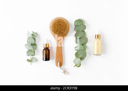 Spa-Hintergrund. Naturkosmetik-Produkte, umweltfreundliche Badzubehör, Eukalyptusblätter. Hautpflegekonzept auf Weiß. Flach liegend, Draufsicht Stockfoto